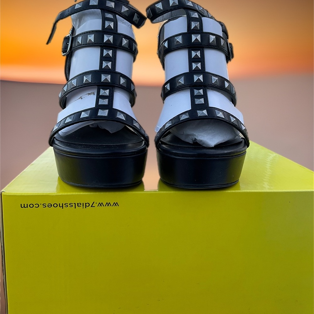BEAUTIFUL PLATFORM STRAPPY STUDDED SANDALS SIZE 6